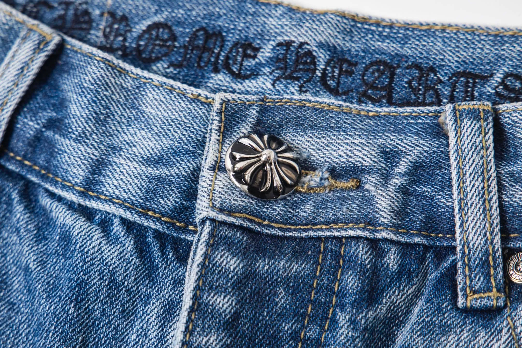 P280 High version (evergreen version) Chrome Hearts/Chrome Hearts 25FW CH starry sky leather cross bamboo jeans adopt starry sky themed leather elements, mostly in the shape of a cross, with glitter on the leather surface. Unique design with simple and elegant details, exquisite workmanship, neat lines and in-place details on the entire pair of pants! It’s also so cool that both men and women can easily control it. It’s a gender-neutral trendy up version. Style number: 1722# Color: blue Size: 28 30 32 34 36
